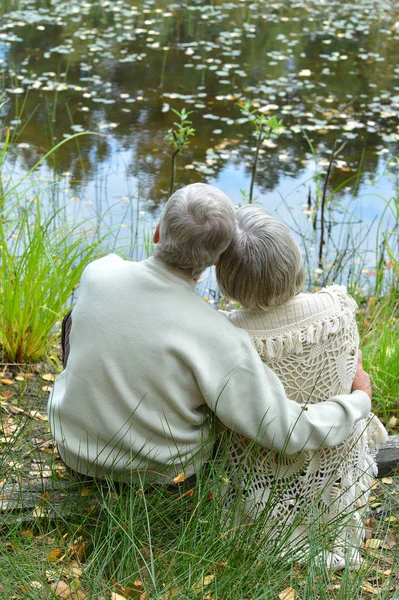 Casal de idosos na natureza — Fotografia de Stock