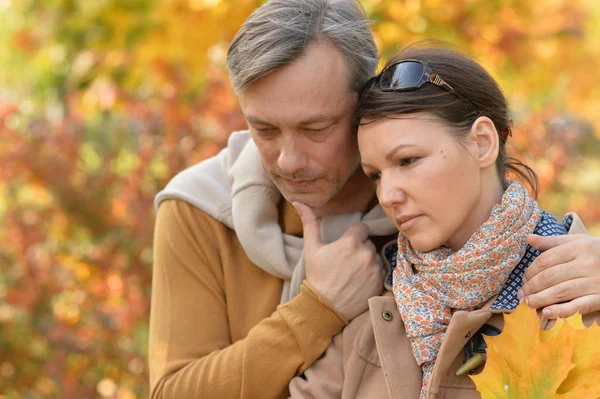 Retrato Pareja Triste Posando Parque Otoñal Aire Libre — Foto de Stock