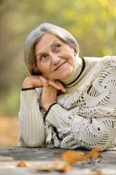 Mujer mayor en otoño — Foto de Stock