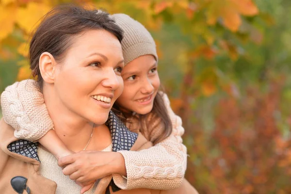 Madre e hija al aire libre — Foto de Stock