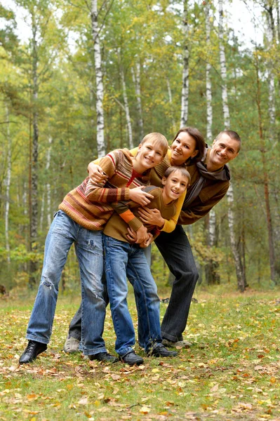 Rodina Čtyř Pózuje Podzimním Lese — Stock fotografie