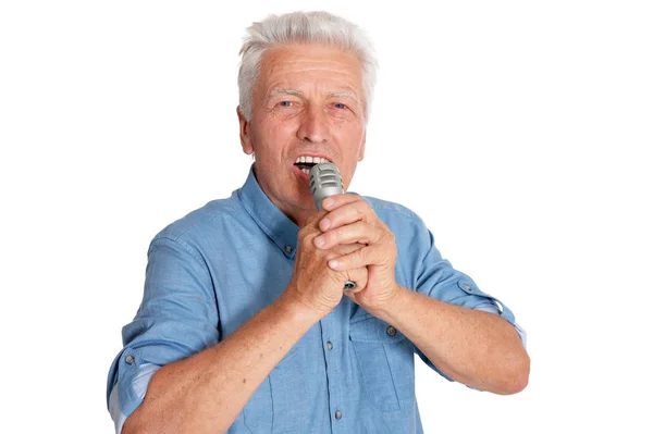Старший мужчина поет в микрофон — стоковое фото