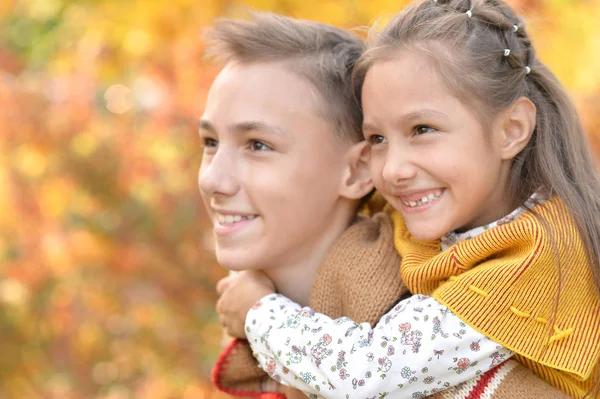 Broer en zuster glimlachend — Stockfoto