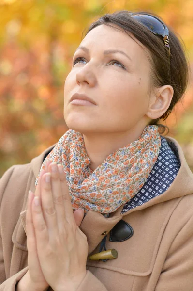 Mujer joven rezando —  Fotos de Stock