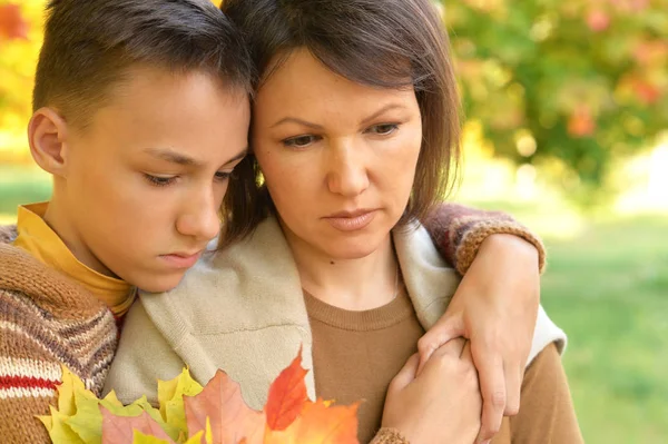 Close Portrait Sad Mother Son Autumnal Park — Stock Photo, Image