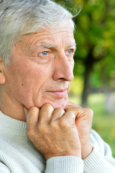 Oudere man in park — Stockfoto