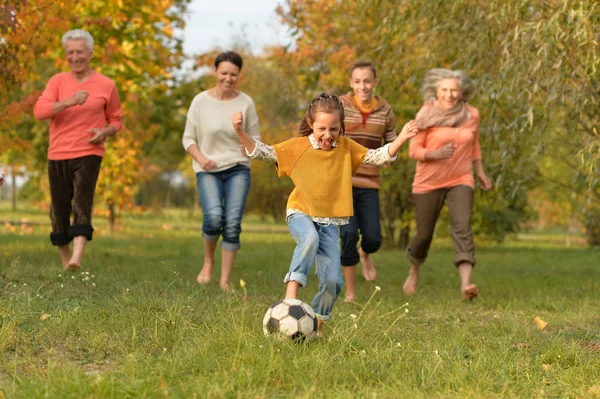 Stor familj spelar fotboll — Stockfoto