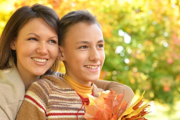 Close Van Portret Van Moeder Met Zoon Herfst Park — Stockfoto