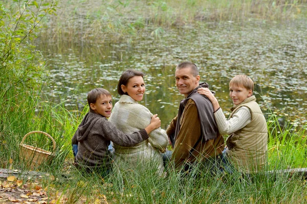 Семья из четырех человек в парке — стоковое фото