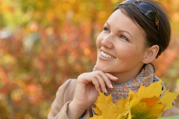 Bella Giovane Donna Che Riposa Nel Parco — Foto Stock