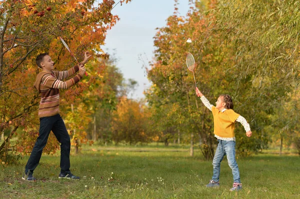 Sonbahar Orman Bahçesinde Badminton Oynamaya Kardeş — Stok fotoğraf