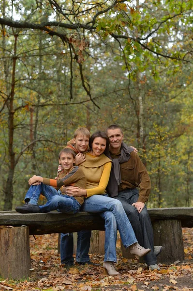 Famiglia di quattro persone nel parco — Foto Stock