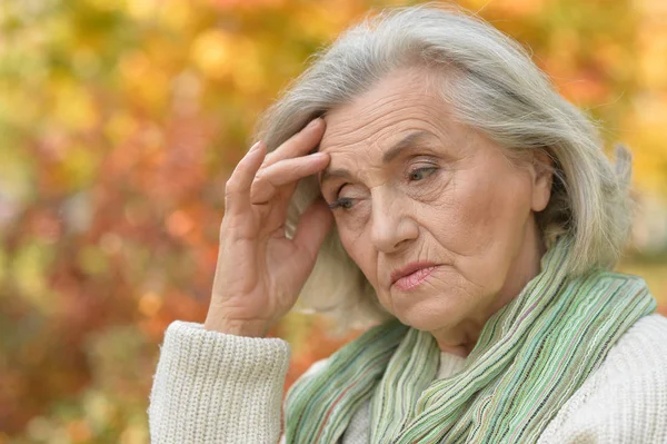 秋の公園で悲しい年配の女性 — ストック写真