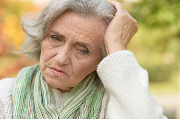 Porträt Einer Traurigen Seniorin Mit Kopfschmerzen Park — Stockfoto