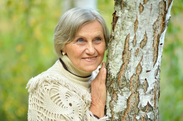 Старша жінка біля дерева — стокове фото
