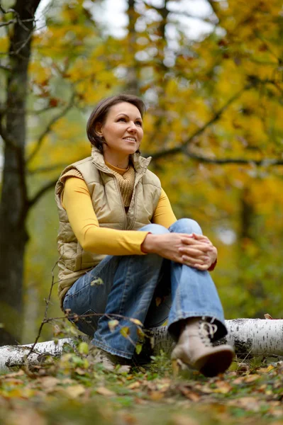 Mujer Joven Sentada Tronco Árbol Bosque Otoño — Foto de Stock