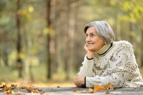 秋天的老年妇女 — 图库照片