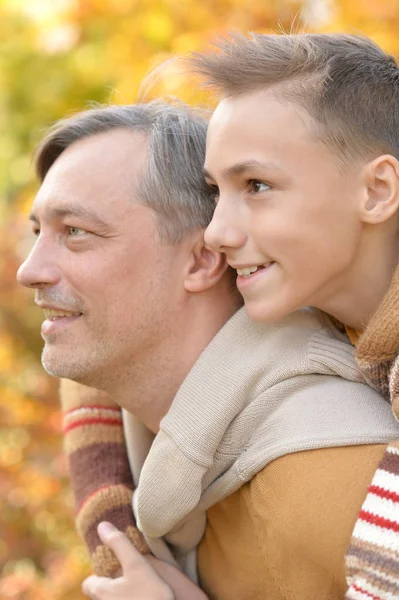 Otec a chlapec v parku — Stock fotografie