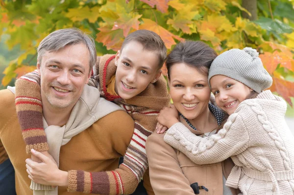 Familia feliz en el parque — Foto de Stock