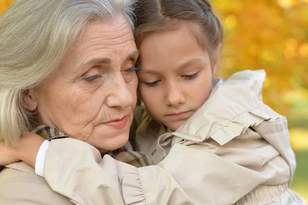 Grandmother and granddaughter in park — Stock Photo, Image