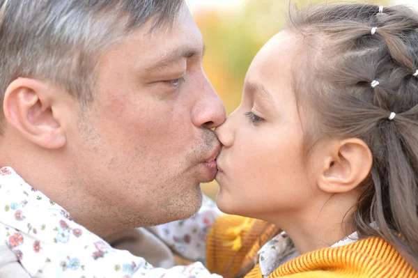 Padre e figlia che si abbracciano all'aperto — Foto Stock