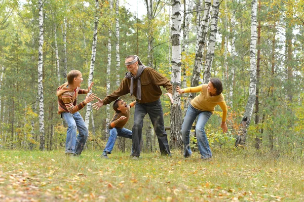 Familie van vier in park — Stockfoto