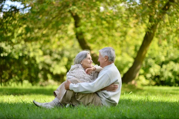 Couple âgé dans la nature — Photo