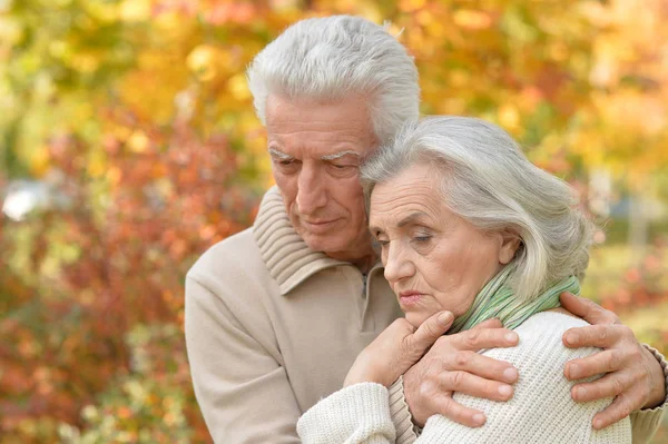 Triste Coppia Anziana Nel Parco Autunnale — Foto Stock