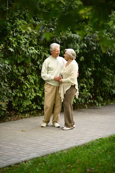 Pareja mayor en el parque — Foto de Stock