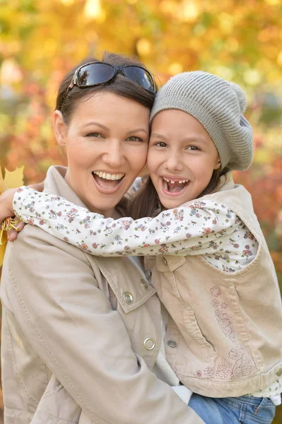 Madre e figlia all'aperto — Foto Stock