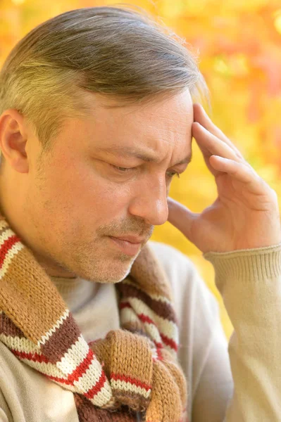 Schöner Mann posiert — Stockfoto