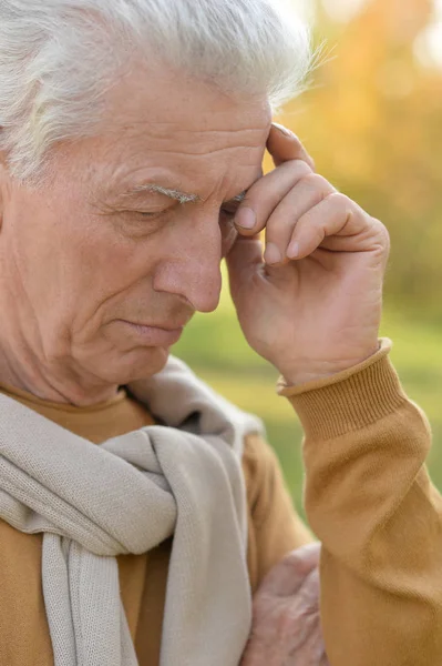 Senior man buitenshuis — Stockfoto