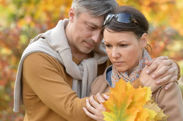 在秋季公园户外的悲伤情侣画像 — 图库照片