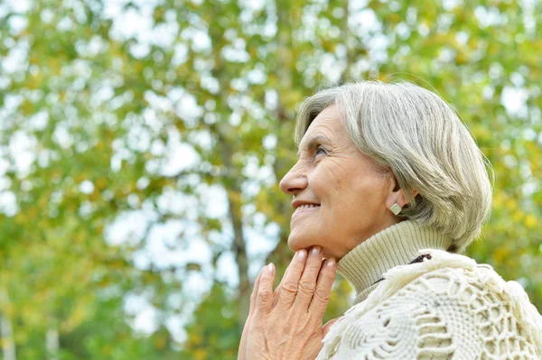 Glückliche Seniorin Schöne Frau Herbstlichen Park — Stockfoto