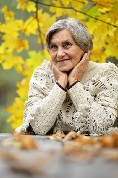 Старша жінка восени — стокове фото