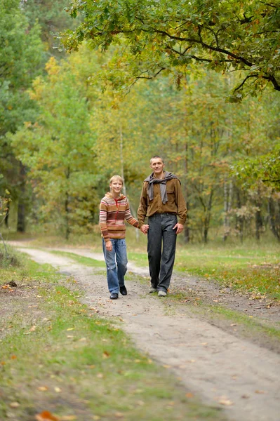父亲和儿子走在泥路在秋天森林里 — 图库照片