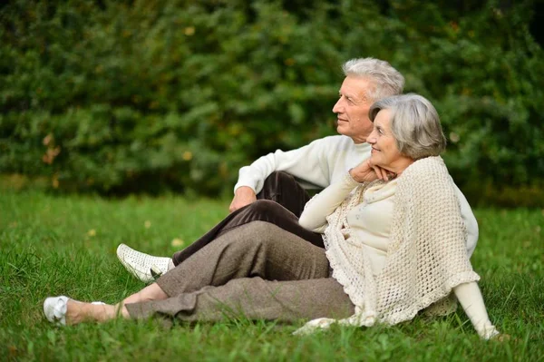 Couple âgé dans le parc — Photo