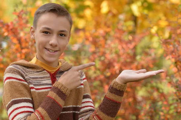 Ragazzo sorridente posa — Foto Stock