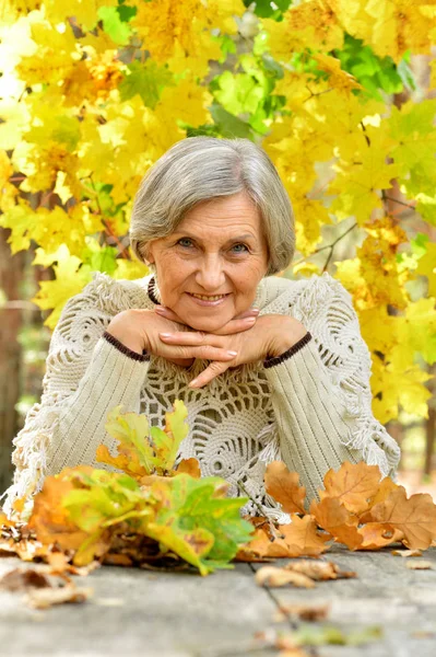 Starsza kobieta jesienią — Zdjęcie stockowe