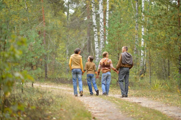 Família Quatro Caminhadas Floresta Outono — Fotografia de Stock