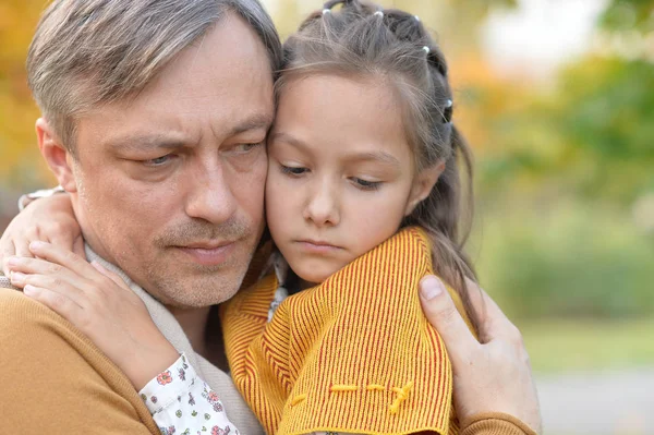 Porträt Von Vater Und Tochter Die Sich Herbstlichen Park Umarmen — Stockfoto