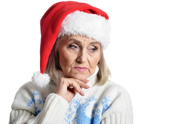 サンタの帽子は白い背景で隔離の悲しいの年配の女性の肖像画 — ストック写真