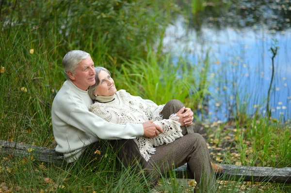 Heureux Couple Personnes Âgées Assis Près Étang Dans Parc Automne — Photo