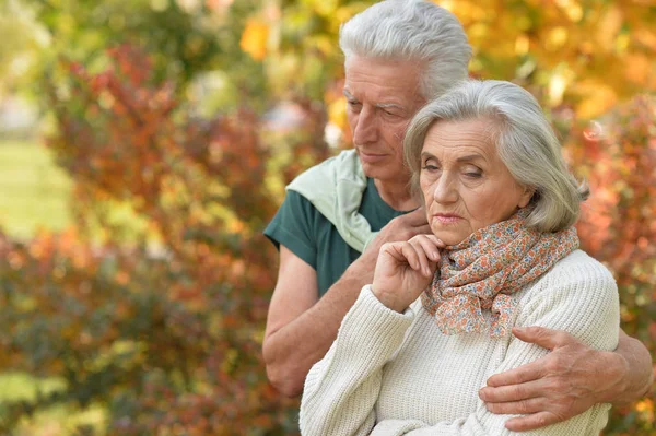 Portrait Triste Couple Personnes Âgées Dans Parc Automne — Photo