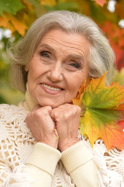 Felice Donna Anziana Bella Nel Parco Autunnale — Foto Stock