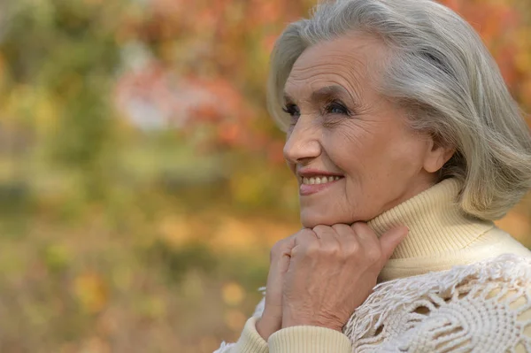 Szczęśliwy Senior Piękna Kobieta Jesienny Park — Zdjęcie stockowe