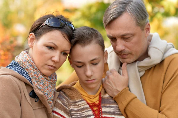 Happy family in park — Stock Photo, Image