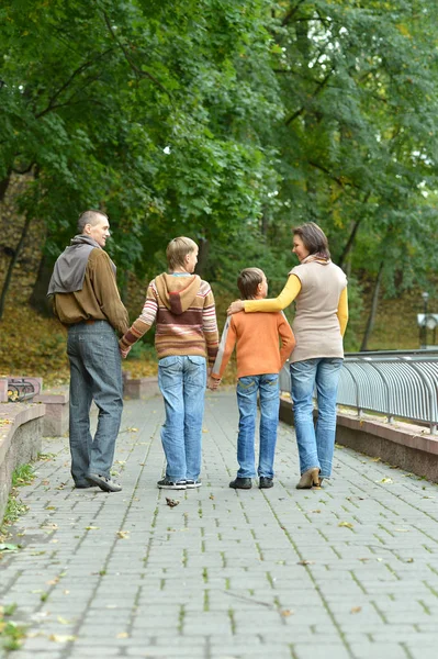 Sonbaharda Yürüyen Dört Kişilik Aile — Stok fotoğraf