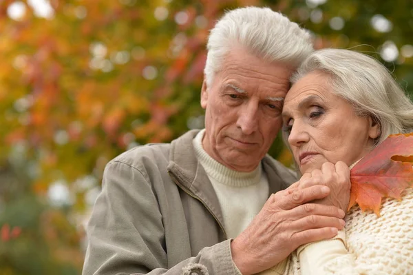 Triste couple aîné dans le parc — Photo