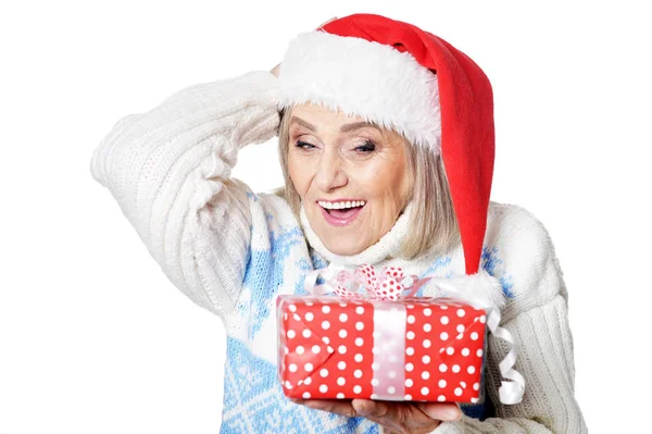 Porträt Einer Lächelnden Seniorin Mit Weihnachtsmütze Posiert Mit Geschenk Isoliert — Stockfoto